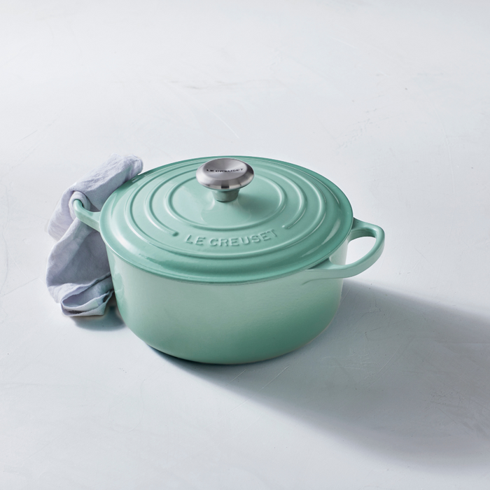 22cm Round Cast Iron Casserole/3.3 litres/Serves 3-4