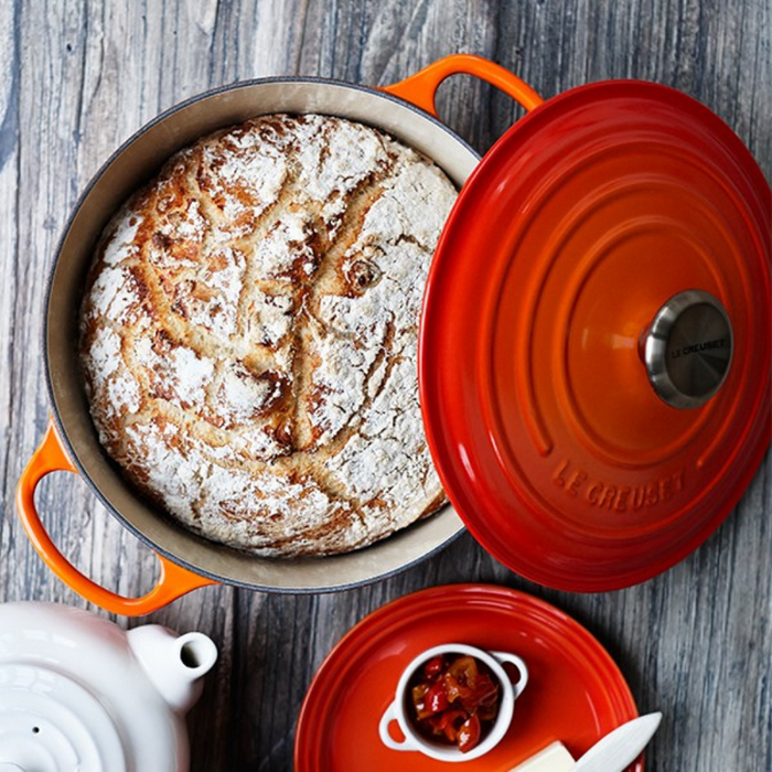 26cm Round Cast Iron Casserole/5.3 litres/Serves 5-6 people