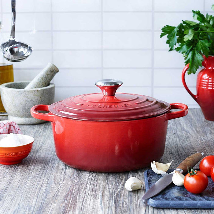 26cm Round Cast Iron Casserole/5.3 litres/Serves 5-6 people
