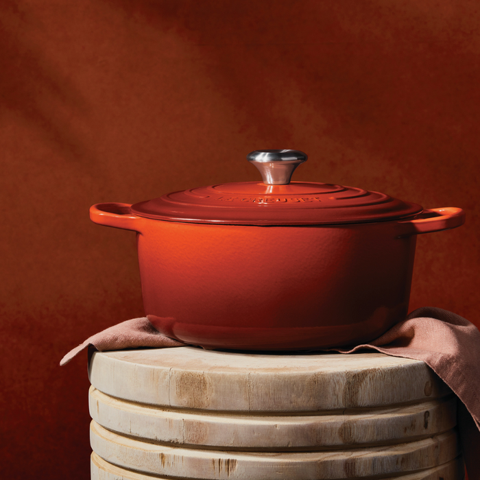 26cm Round Cast Iron Casserole/5.3 litres/Serves 5-6 people