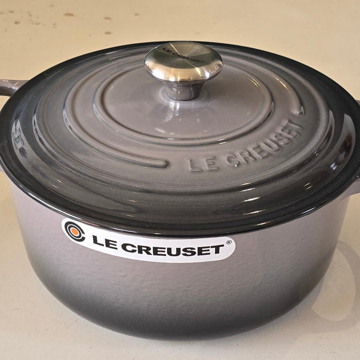 26cm Round Cast Iron Casserole/5.3 litres/Serves 5-6 people