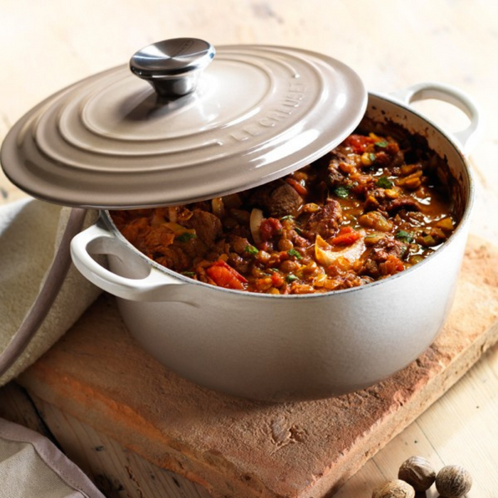 22cm Round Cast Iron Casserole/3.3 litres/Serves 3-4